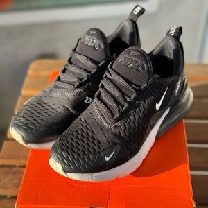 Nike- Women’s Air Max 270 in Black size 4.5